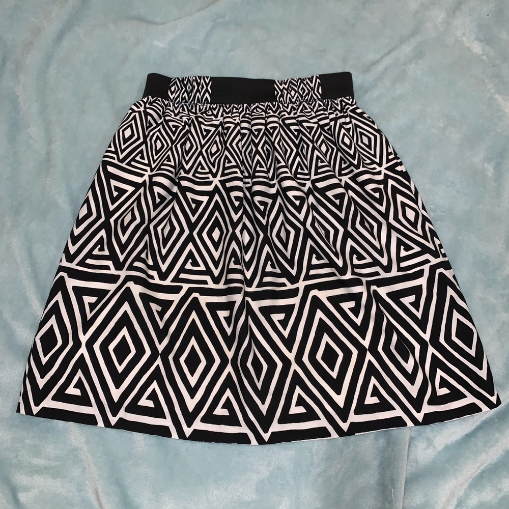 WHBM geometric pattern black and white A line skirt elastic waist XS
